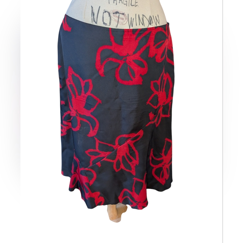 Realities: Silk Skirt Flare Hem Black And Red Floral Size 10 Like New